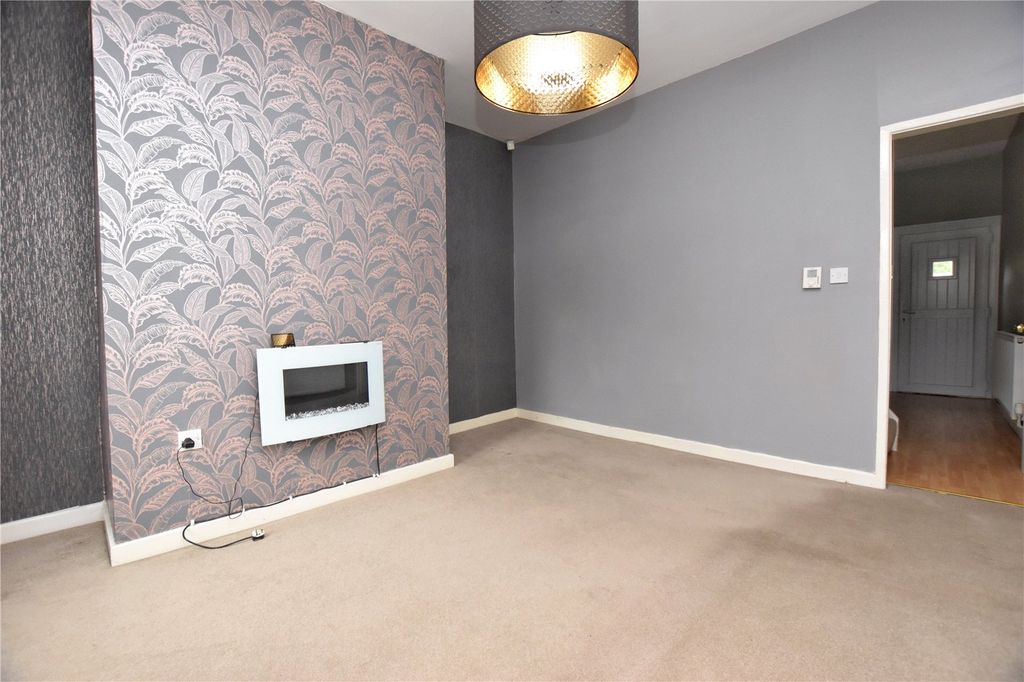 Property photo 3 of 19 Lounge