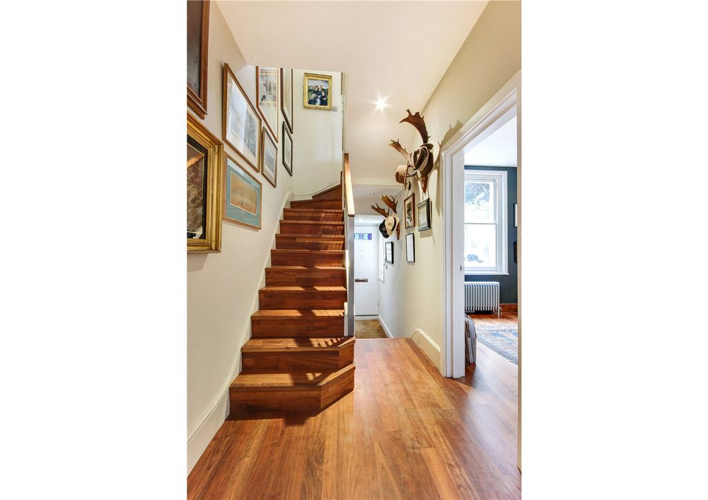 Property photo 2 of 18 Entrance Hall
