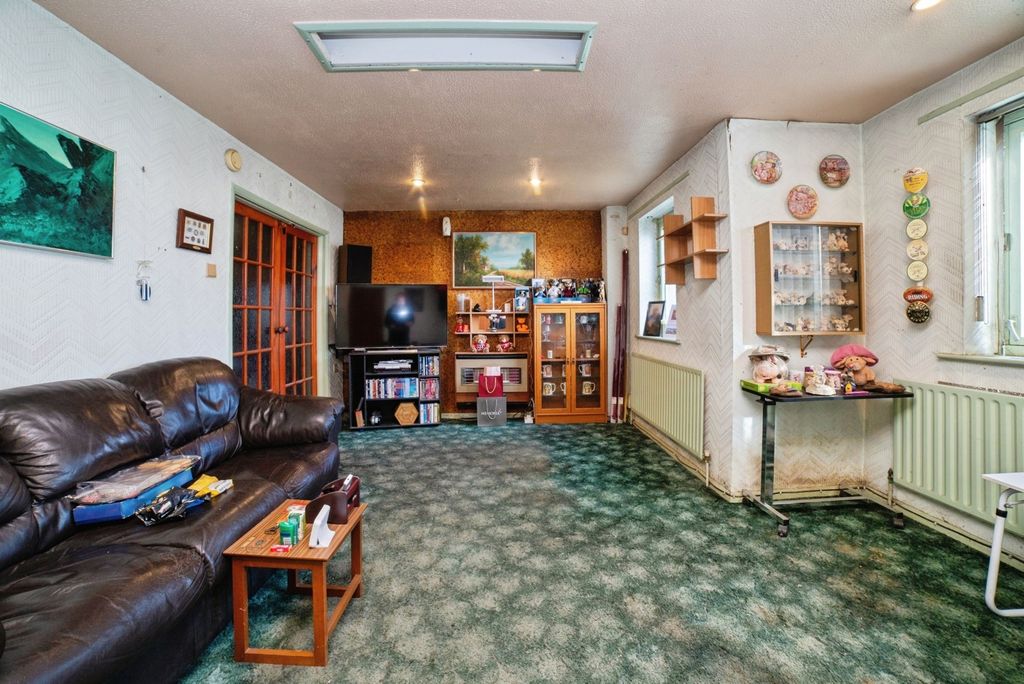 Property photo 2 of 16 Lounge