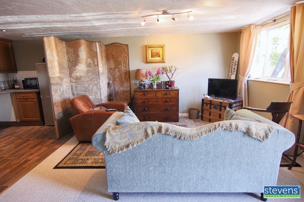 Property photo 2 of 6 9719773_3_Living