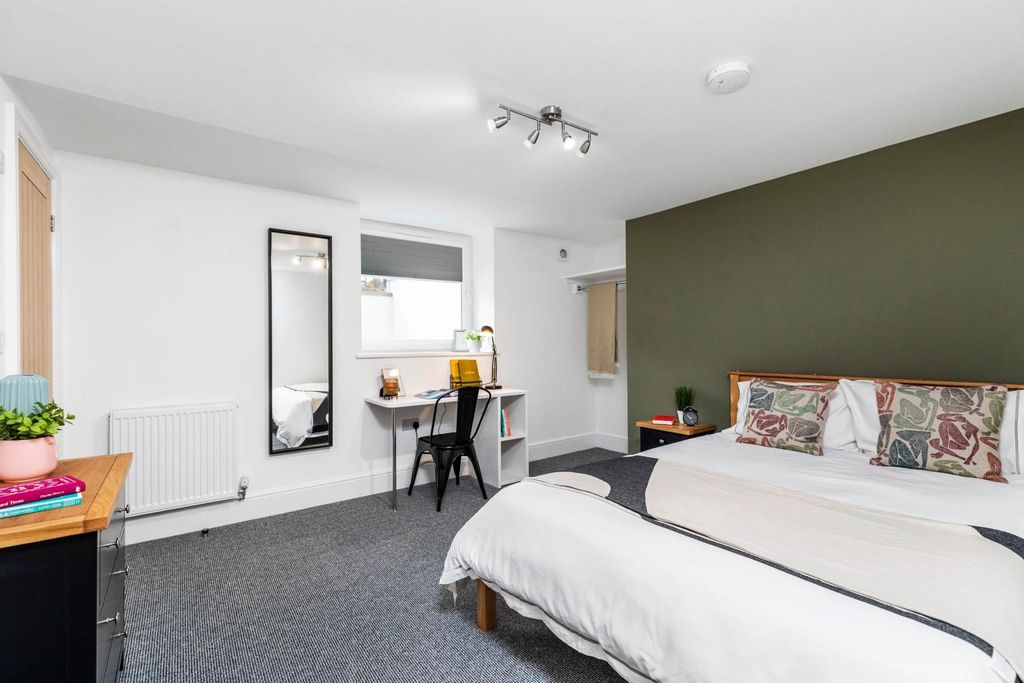Property photo 3 of 12 Bright, Well-Presented Double Bedroom With A Comfo...