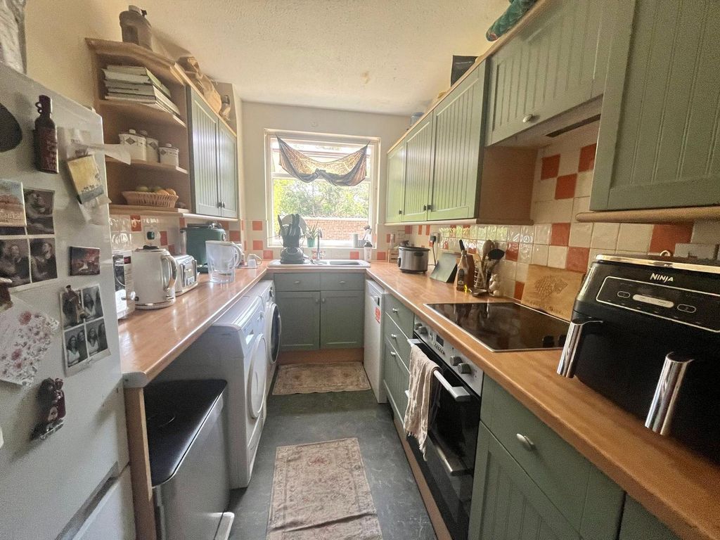 Property photo 3 of 6 Kitchen