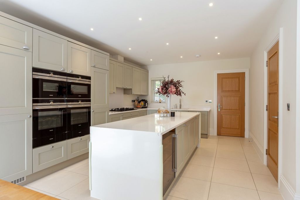 Property photo 3 of 19 Windsor Grey Close