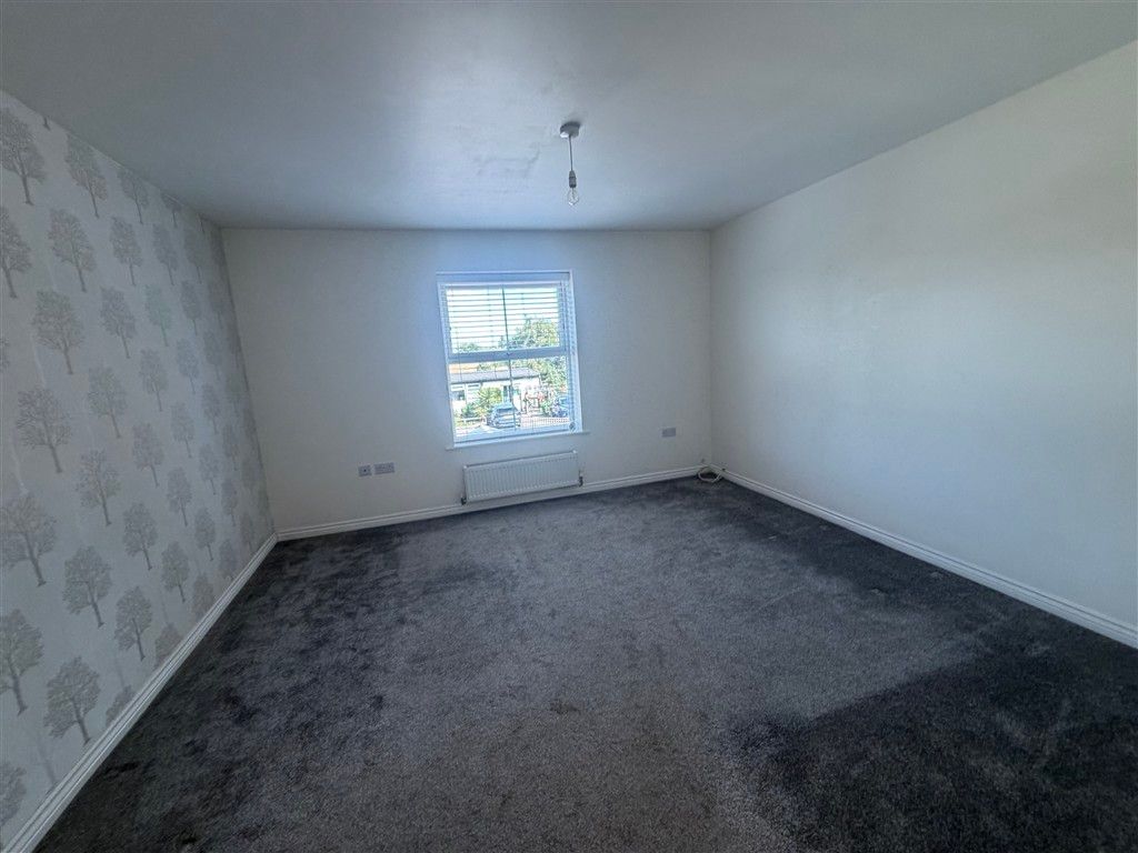 Property photo 3 of 8 Lounge Vacant