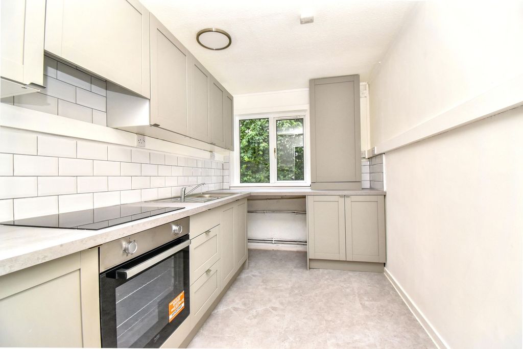 Property photo 3 of 7 Kitchen