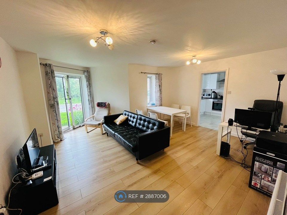 Property photo 1 of 11 Living Room