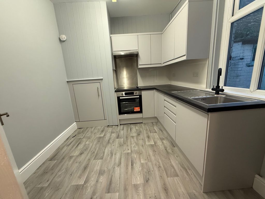 Property photo 2 of 6 Kitchen