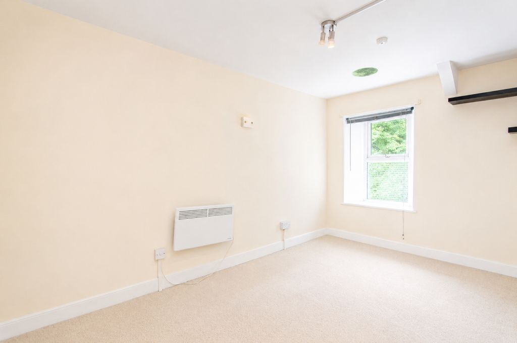 Property photo 2 of 8 68c56c3c-8300-4A21-97Cb-63F46Fa28083