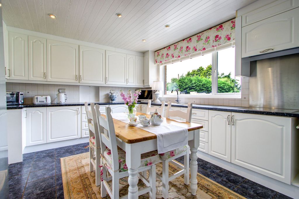 Property photo 3 of 25 Kitchen