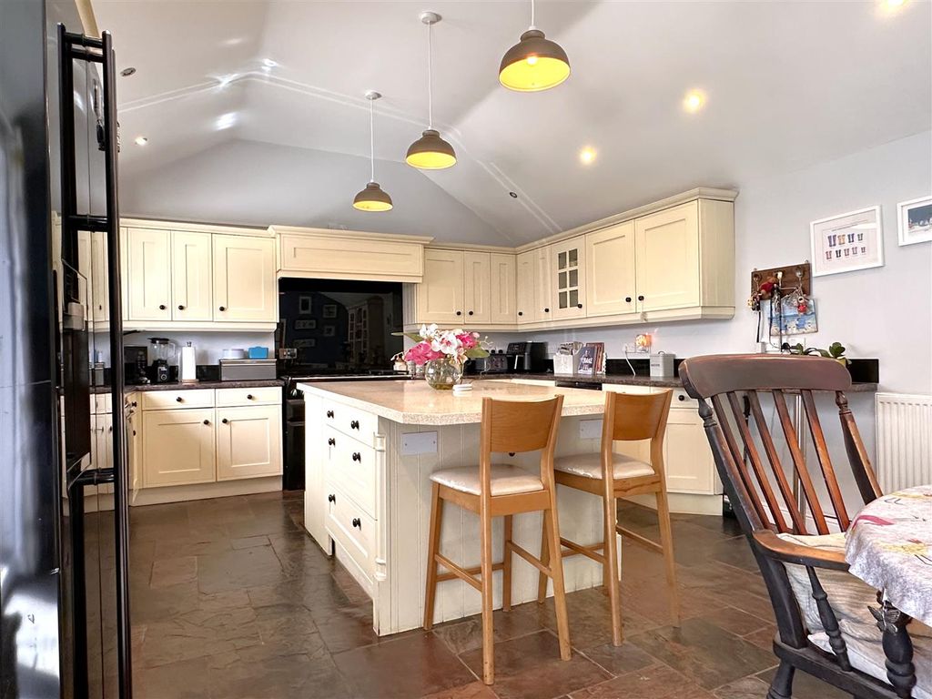 Property photo 2 of 33 Open-Plan Dining Kitchen 013