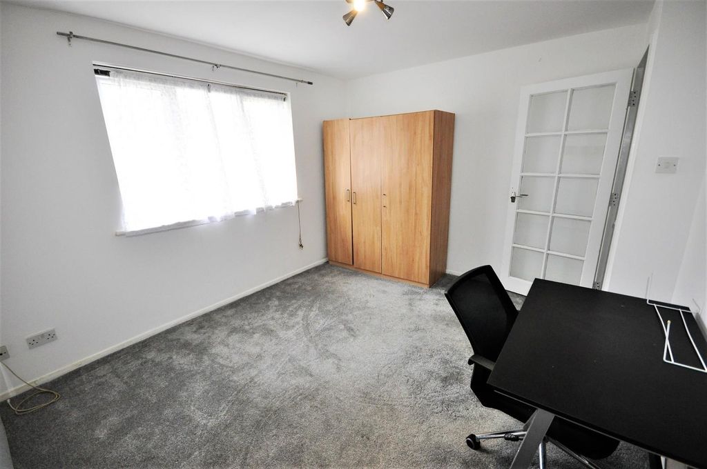 Property photo 3 of 6 Living Room