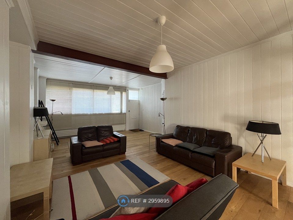 Property photo 3 of 19 Lounge