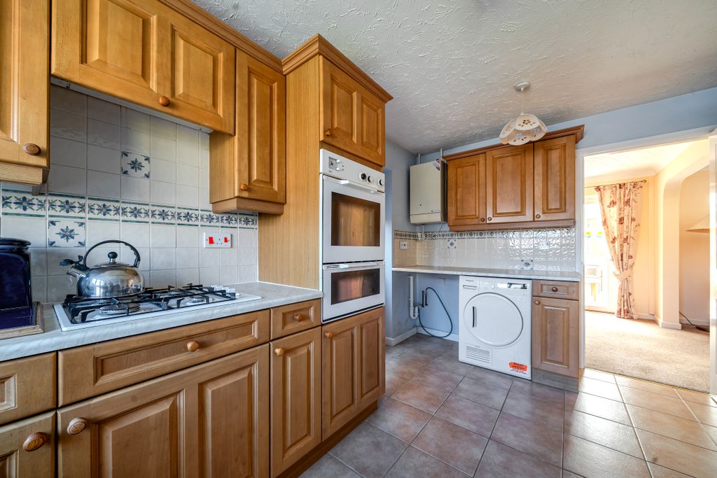 Property photo 3 of 18 Kitchen 2