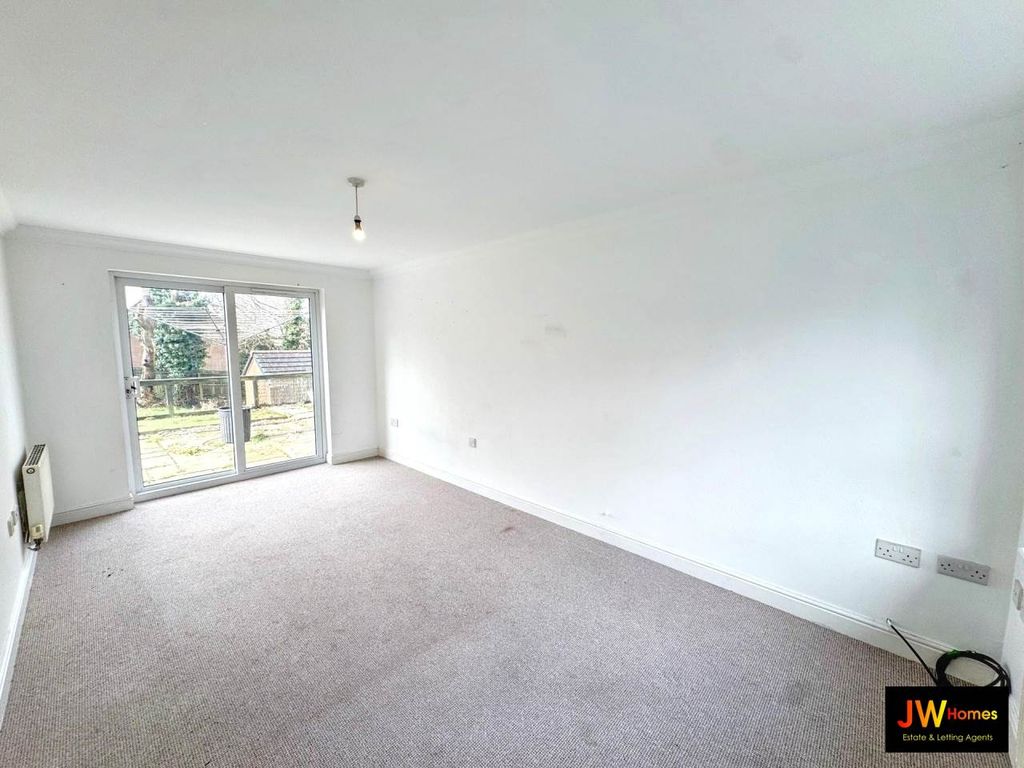 Property photo 3 of 16 Living Room (20)