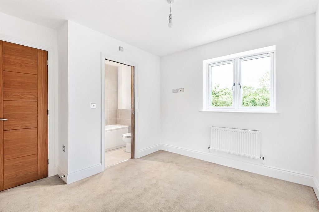 Property photo 3 of 9 10 Lansdowne View B2.Jpg