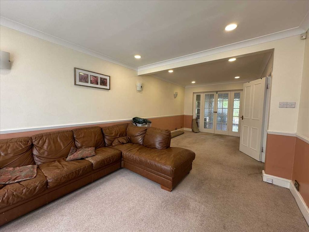 Property photo 3 of 15 Through Lounge