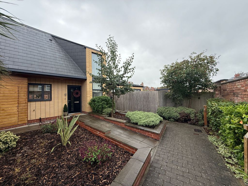Property photo 2 of 31