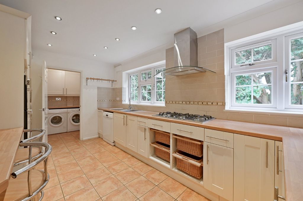 Property photo 3 of 10 Kitchen