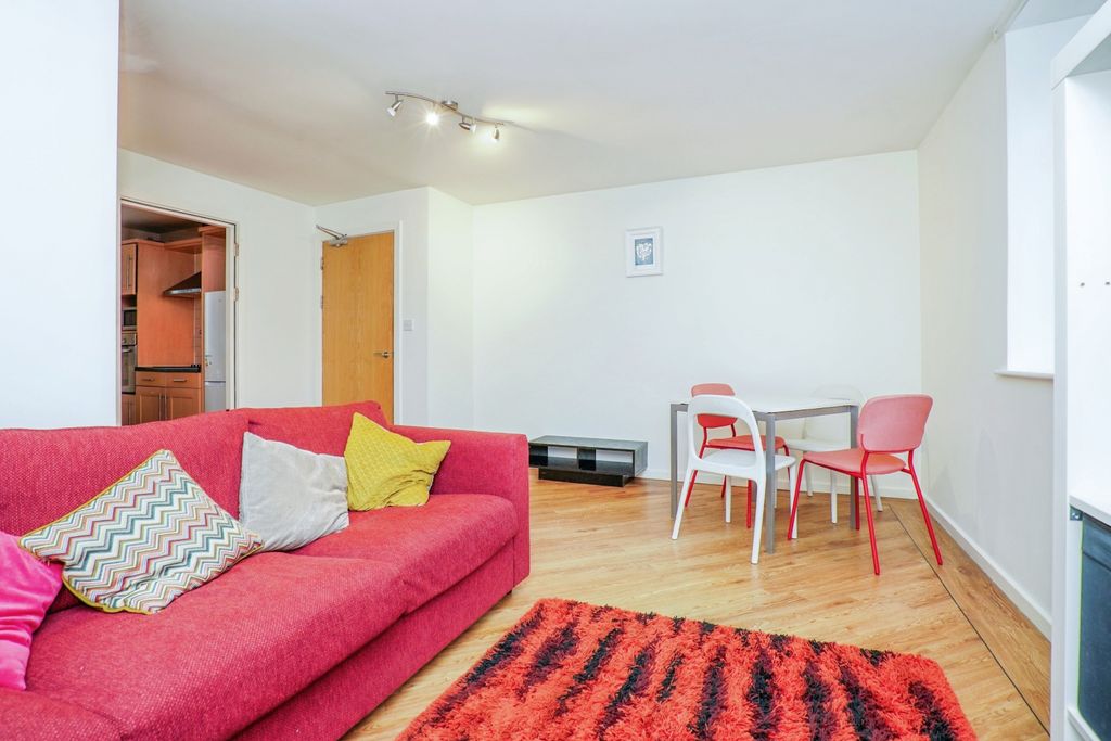 Property photo 3 of 16 Lounge