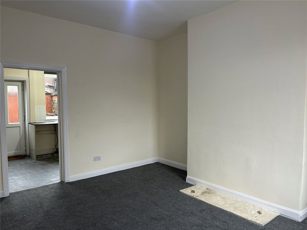 Property photo 3 of 11 Lounge