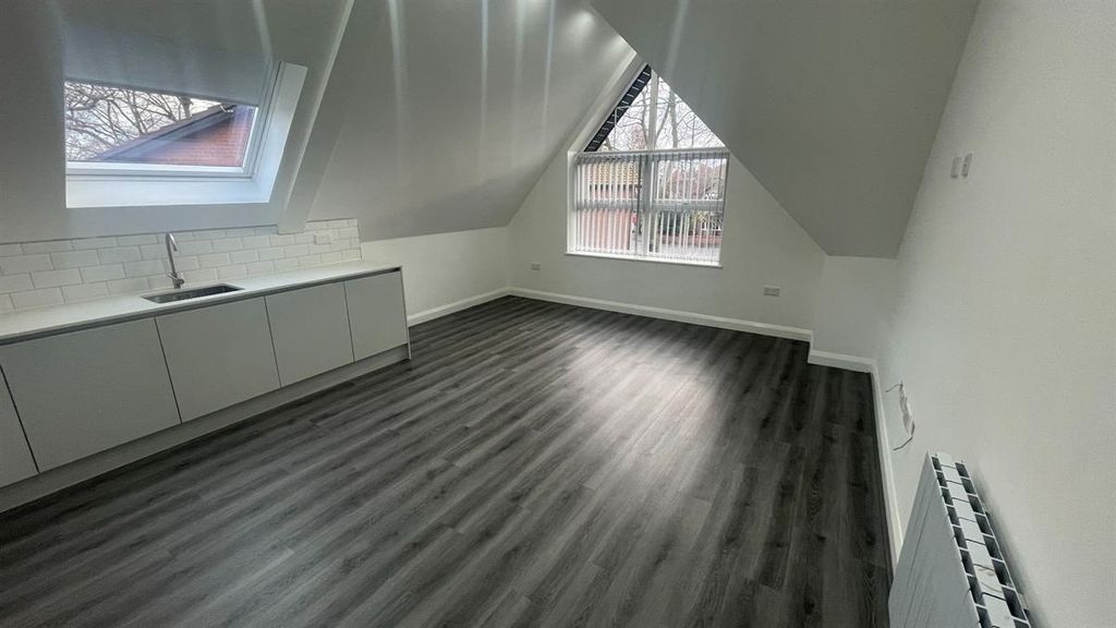 Property photo 1 of 7 Bright, Recently Renovated Attic Double Bedroom Wi...