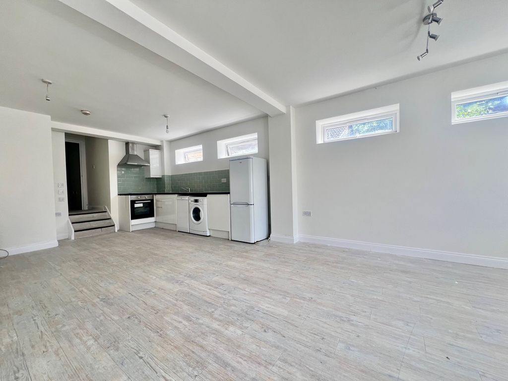 Property photo 1 of 7 Lounge