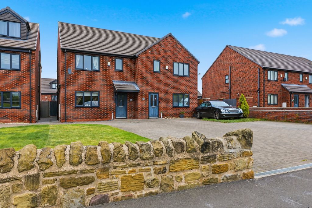 Property photo 1 of 32