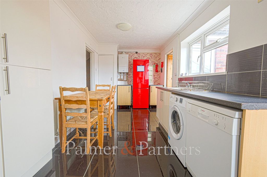 Property photo 3 of 11 Kitchen
