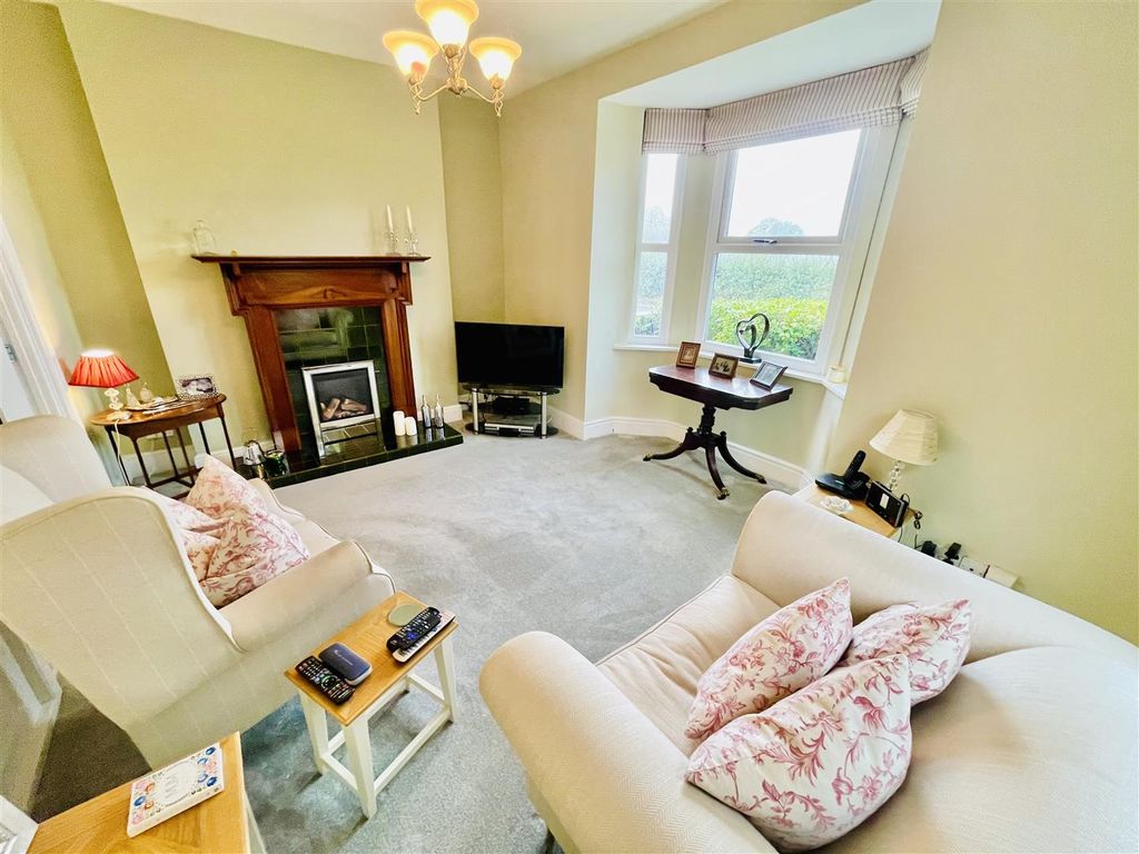 Property photo 3 of 20 Lounge