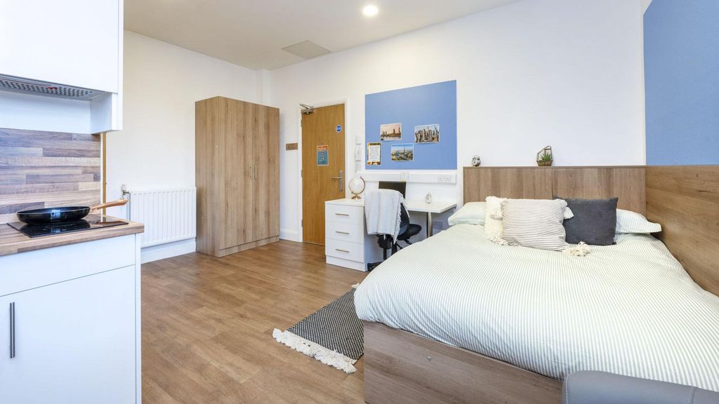 Property photo 1 of 32