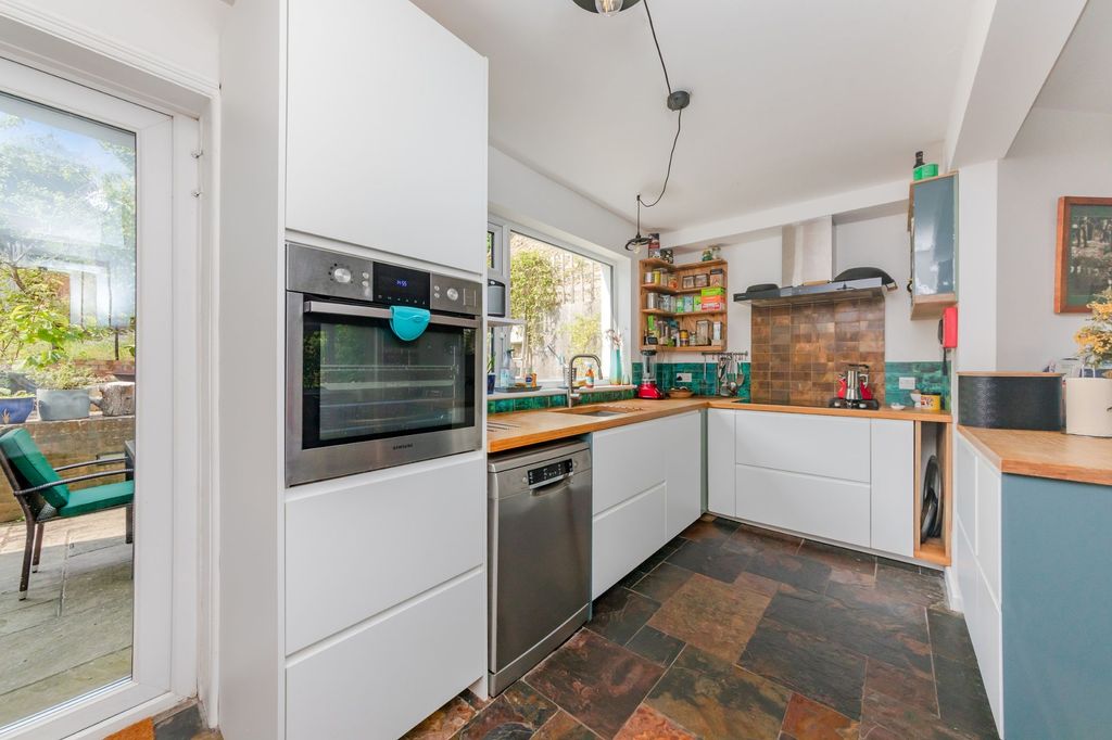 Property photo 3 of 27