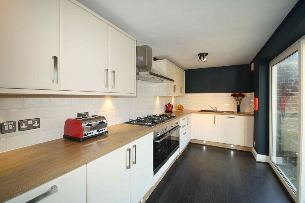 Property photo 3 of 8 70Ws Kitchen