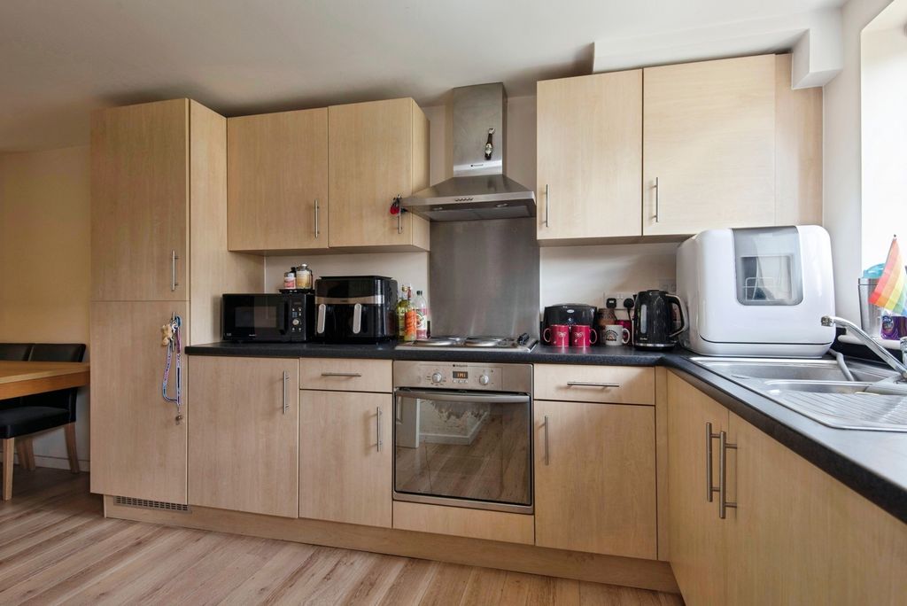 Property photo 3 of 17 Kitchen