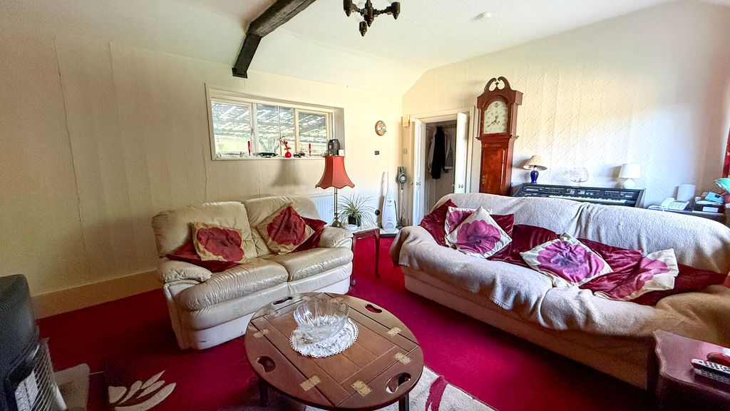 Property photo 3 of 13 Lounge