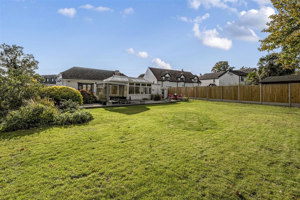 Property photo 2 of 17 Garden