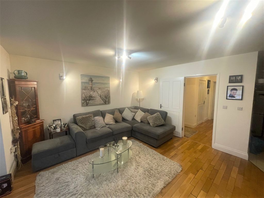 Property photo 3 of 9 Bathroom