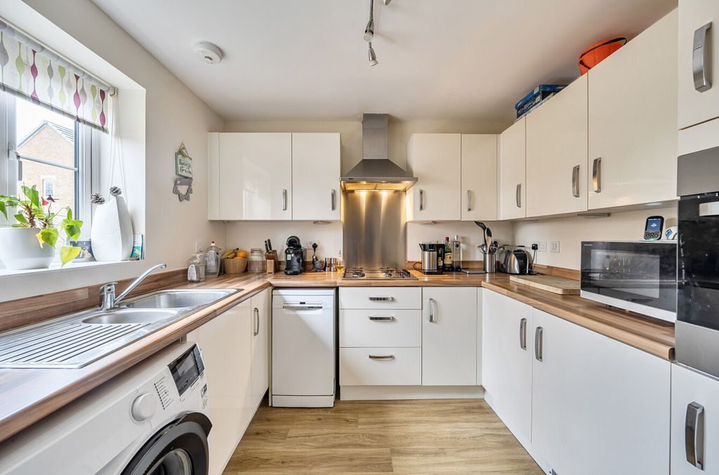 Property photo 3 of 11 1403089-16-697219...