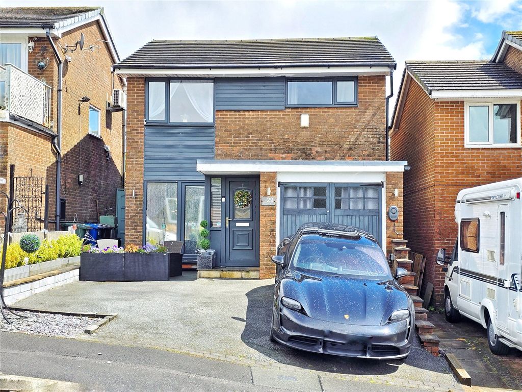 Property photo 1 of 19 Detached Family Home