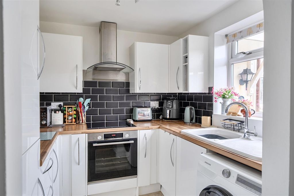 Property photo 3 of 16 Kitchen