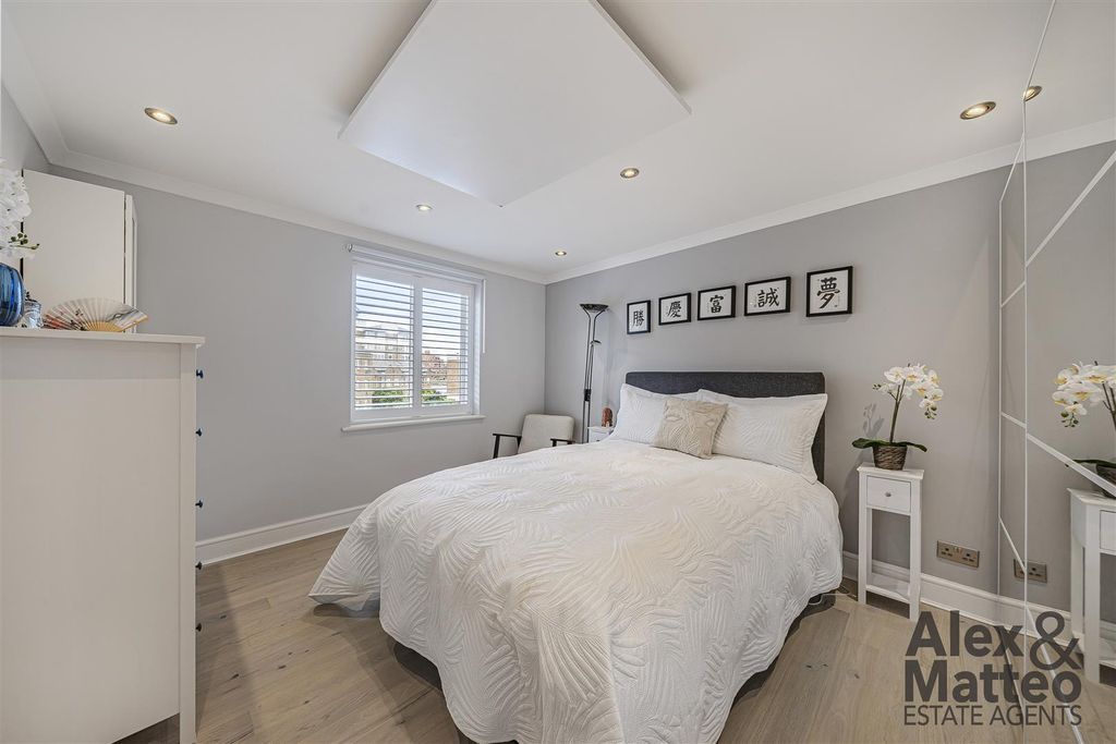 Property photo 3 of 24 Tideway Court