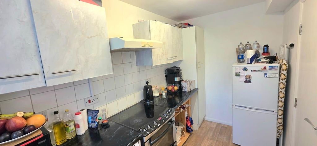 Property photo 3 of 11 Kitchen