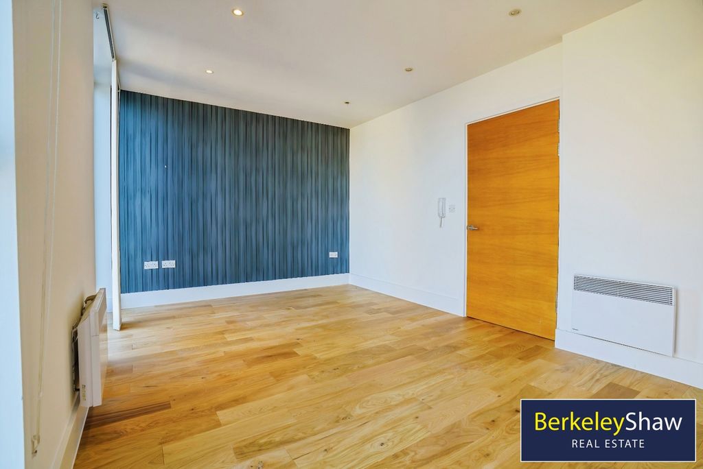 Property photo 1 of 23 Living Room