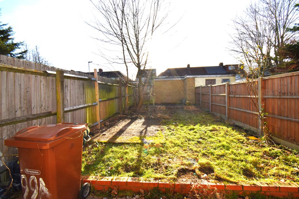 Property photo 1 of 7 Garden