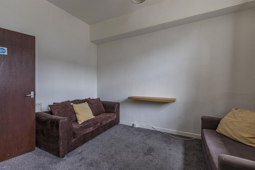 Property photo 3 of 9 Brook Street 40, 3-8.Jpg