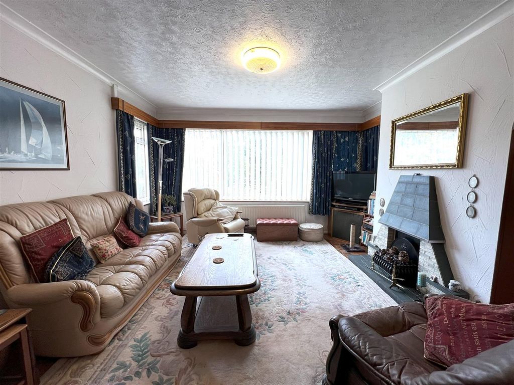 Property photo 3 of 23 Lounge
