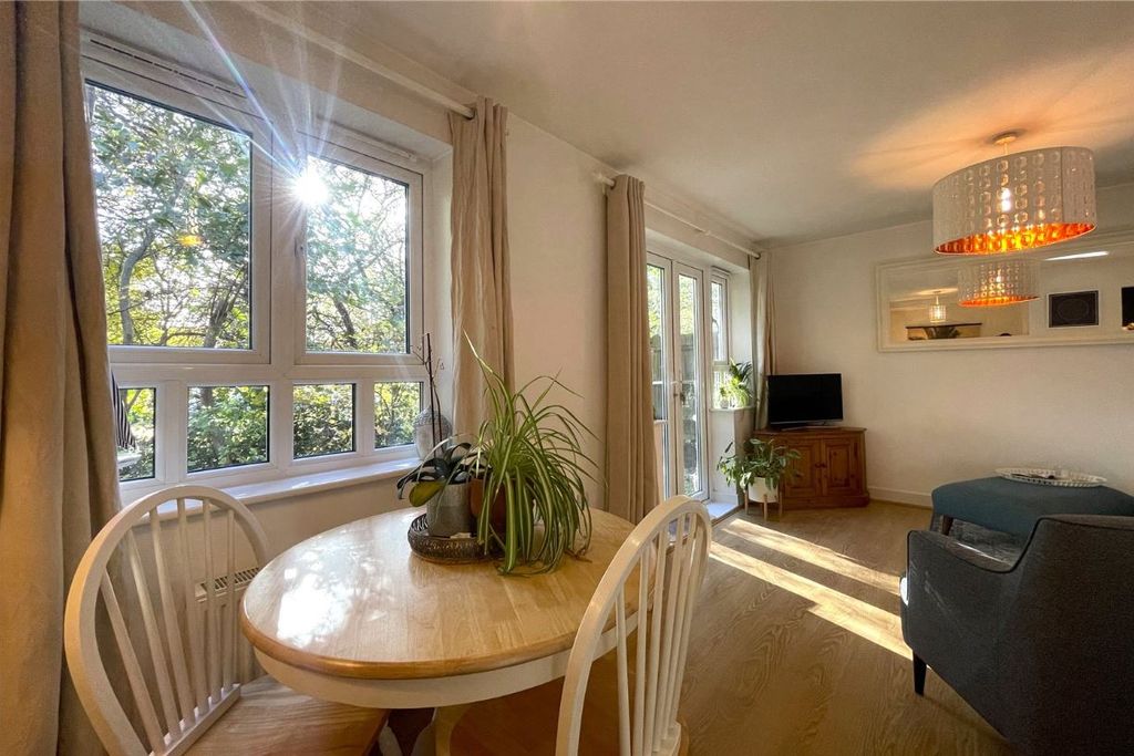Property photo 3 of 11 4