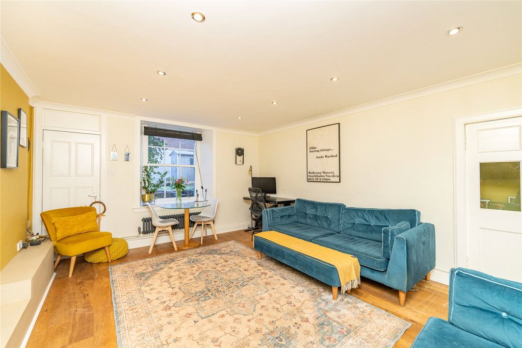 Property photo 3 of 24 Lounge Alt