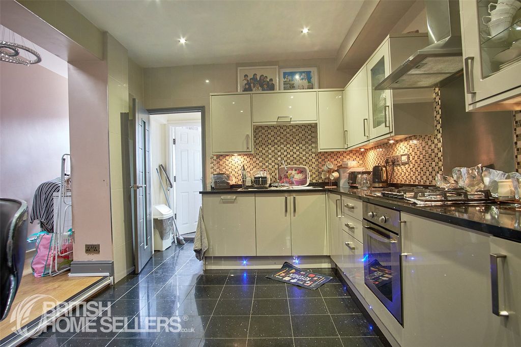 Property photo 2 of 17 Picture No. 12