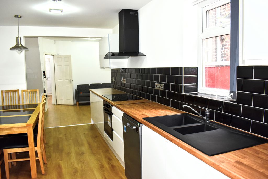 Property photo 2 of 40 Kitchen &amp; Lounge