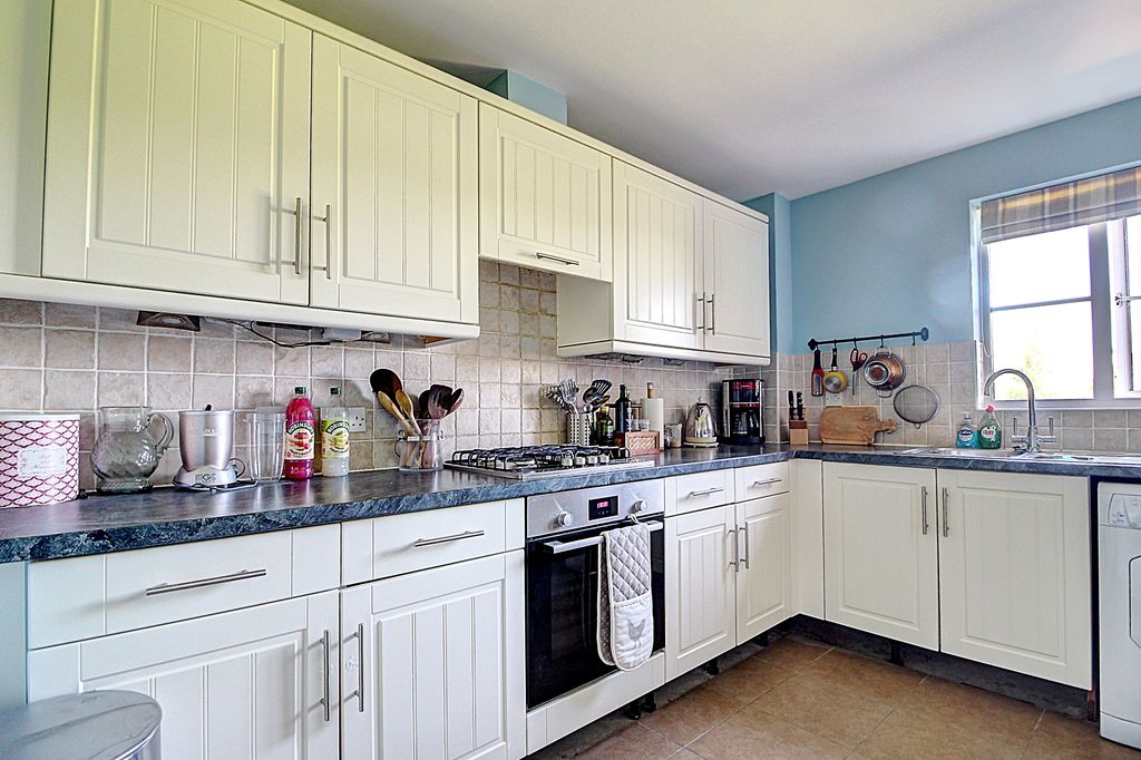 Property photo 3 of 16 Kitchen